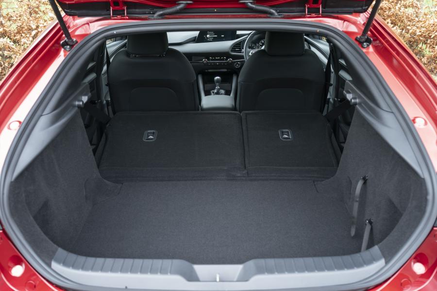 Багажник Mazda3 Skyactiv-G Sport Lux Hatchback 2019 года  (UK) (фото 67 из 91)